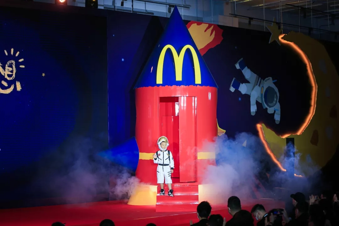 广州麦当劳中国为孩子“点亮梦想”，带你上天！